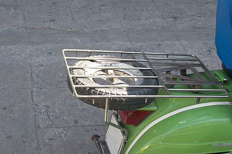 黑车轮 用绿色摩托摩托车烤制图片