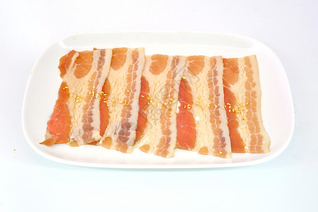 白背景的猪肉腹切片分离食品架子饮食牛扒美食烧烤生活宏观鱼片食物图片