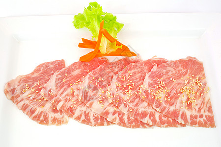 高等级切片Hida wagyu牛肉 以白种背景隔离红色烹饪食物投掷奶牛盘子价格牛扒胡椒炙烤图片