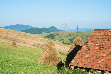 乌克兰喀尔巴阡山脉的景观晴天天空丘陵农场国家高地草地蓝色森林房子图片