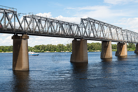 基辅乌克兰Petrivskiy铁路桥横跨Dnieper建筑学运输梯形火车交通银行跨度格子金属桁架图片