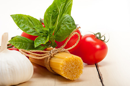 意大利面的基本原料绿色白色小麦桌子营养红色美食烹饪乡村绳索图片