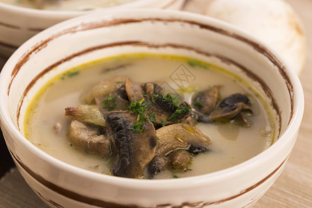 饭桌上的蘑菇汤课程草本植物勺子盐瓶午餐木头美味食物桌子美食图片