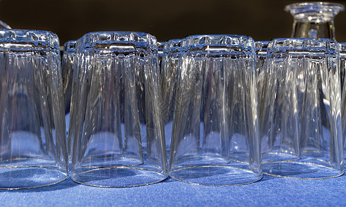 多玻璃杯玻璃液体派对瓶子反射蓝色桌布饮料器皿背景图片