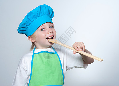 做厨师的孩子戏服食物烹饪思考乐趣面包师勺子微笑厨房女孩图片