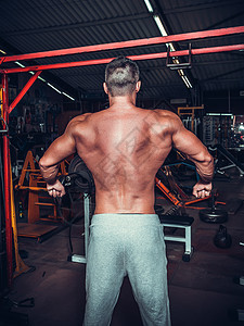 男性肌肉模型显示他的背部健美力量弯曲运动身体保健主义胸部卫生肩膀图片
