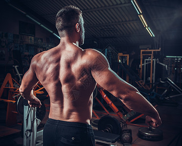 男性肌肉模型显示他的背部身体脖子肩膀平衡运动弯曲健美胸部膀子手臂图片