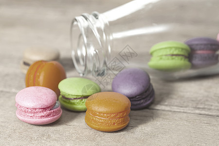 法国甜点 酒瓶中的法国甜品马卡龙食物饼干面包杏仁白色小吃图片