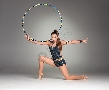 青少年以彩色环球参加体操锻炼训练运动活动舞蹈运动员闲暇舞蹈家身体女士快乐图片