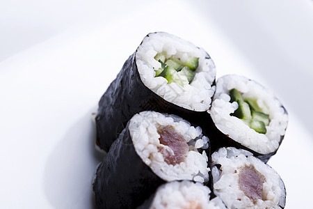 日本寿司海鲜卷和大米海藻饮食盘子筷子蔬菜竹子午餐黄瓜美味食物图片
