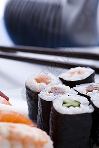 传统日食 寿司美食海藻桌子午餐海鲜蔬菜竹子食物鱼片盘子图片