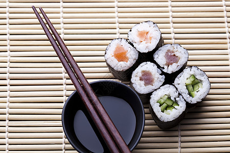 寿司 东方美食 多彩主题食物筷子桌子黄瓜美味竹子鱼片厨房午餐蔬菜背景图片