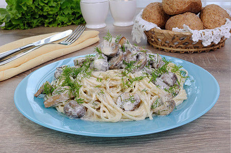 带蘑菇的意大利面条饰物刀具服务桌子盘子主菜茴香肉汁午餐小菜图片