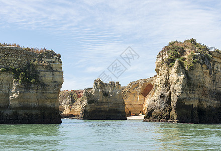 岩石和悬崖在拉合物中波浪阳光海洋热带天空旅行孤独海岸蓝色晴天图片