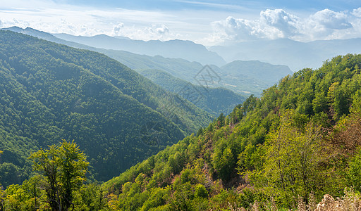 黑山山脉晴天假期旅游丘陵顶峰岩石树木天空风景自然图片