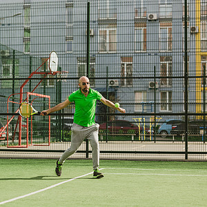 男人在户外打网球成人行动竞赛比赛玩家身体球拍运动爱好男性图片