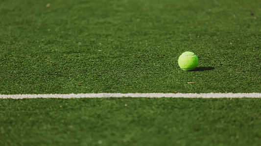 法院的网球舞会乐趣活动闲暇蓝色个人服务游戏网球场竞争天空图片