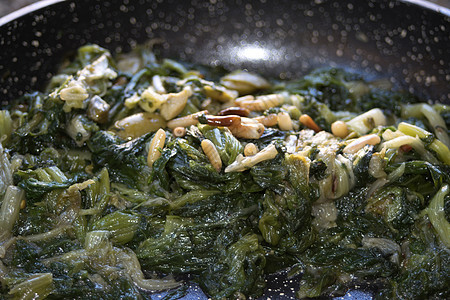 煎锅炒蔬菜菊苣平底锅松子炒锅绿色烹饪美食食物饮食黄色图片