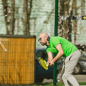 男人在户外打网球男性运动乐趣身体竞赛闲暇比赛爱好活动运动员图片
