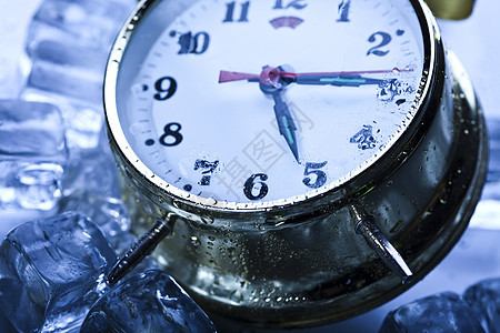 时间 冰和时钟 新鲜潮湿的充满活力的主题计时员戒指小时冰块闹钟滴答水晶立方体柜台冷冻图片