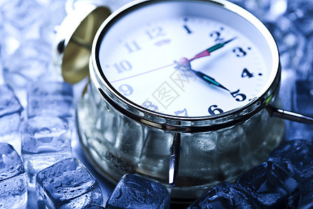 时间 冰和时钟 新鲜潮湿的充满活力的主题小时闹钟立方体寒冷手表计时员滴答柜台水晶戒指图片