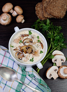奶油汤 纯蘑菇和鸡美食主菜泥状小菜土豆草本植物勺子奶油午餐香菜图片