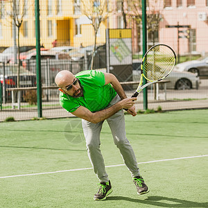 男人在户外打网球运动成人行动比赛运动员男性闲暇游戏玩家娱乐图片