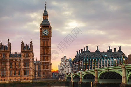 伦敦与时钟塔和议会大厦的伦敦吸引力日落首都天空建筑城市历史钟楼旅游地标图片