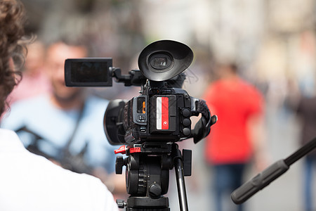 用摄像机拍摄一个活动广播录影机摄像师电视居住记者新闻业摄影师视频报告文学图片