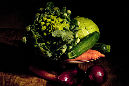 带蔬菜的脚板午餐食物服务黑色维生素红色木头制品陶瓷营养图片