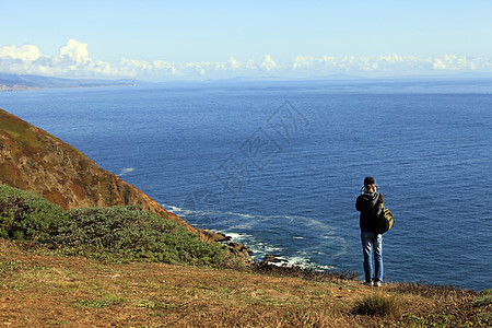 大南加利福尼亚海岸游客海拔绿色植物蓝色海洋悬崖顶峰波浪男人爬坡图片