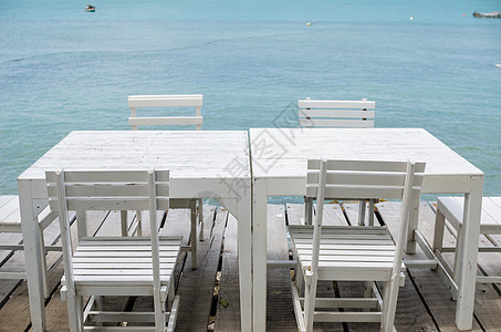 白椅子和白桌木头海岸线闲暇旅游长椅热带假期风景海岸躺椅图片