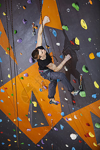 男人在爬山体育馆练高架绳男性成就岩石安全力量训练运动活动成人健身房图片