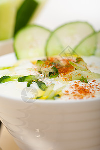 阿拉伯中东部山羊酸奶和黄瓜沙拉奶油蔬菜盘子美食食物拉班营养图片