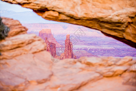 美国犹他州峡谷地国家公园著名的梅萨拱门外观旅行悬崖沙漠地质岩石风景公园自然公园高原图片