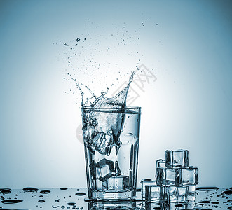 玻璃中的水 加上泼水的泉水水滴酒精流动环境立方体冰块蓝色气泡波纹运动图片