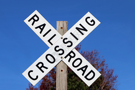 铁路过境标志牌天空路线信号旅行交通金属白色蓝色木头警告图片