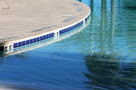 特写浅水池和甲板的视图图片