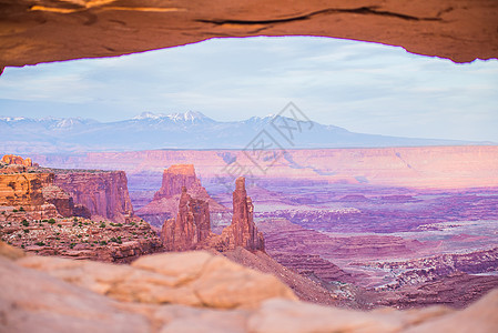 美国犹他州峡谷地国家公园著名的梅萨拱门高原风景编队峡谷沙漠土地公园悬崖水库地质图片