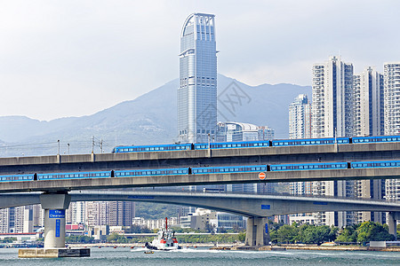 香港市市区桥上高速火车 车速超快住房绿色高楼土地运输建筑住宅城市民众财产图片