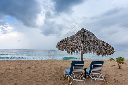 热带沙滩上的阳光和雨伞图片