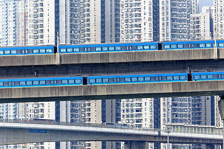 香港市市区桥上高速火车 车速超快公寓天空城市蓝色土地高楼建筑财产运输绿色图片