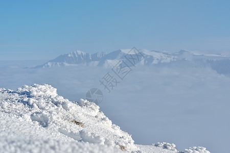 山中的冬天蓝色远足阳光公园天空爬坡旅游运动顶峰荒野图片