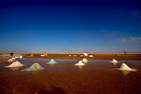 突尼斯的盐湖海浪沙漠圆顶骆驼结晶蓝色棕色木头红色孤独图片