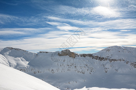 冬季山地景观阳光晴天水平顶峰全景高山公园首脑国家踩踏图片