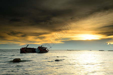 船只倾覆天空海岸太阳钓鱼头盔日落运输木头渔夫海洋图片