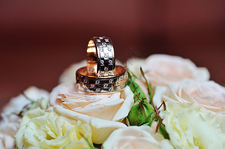 在玫瑰上结婚戒指 婚礼花束图片