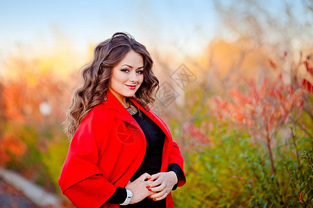 一个穿着红大衣的美丽女孩的肖像图片
