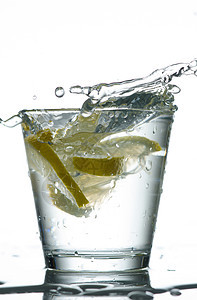 柠檬药瓶健康餐厅反射蓝色饮食酒吧流动高脚杯杯子图片