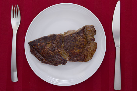 中型熟食稀有牛排盘子牛扒炙烤腰部红色鱼片食物牛肉午餐餐厅图片